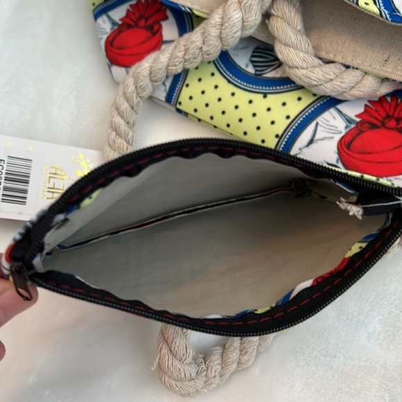 🎉HP🎉Fancy Cat Printed Tote with Matching Wristlet - Picture 12 of 14